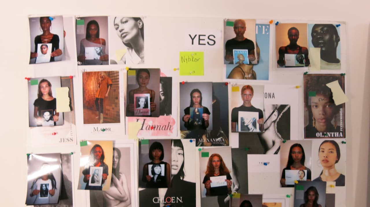 Ellas fueron las modelos que llevaron flores sobre el pelo, cuello y rostro.