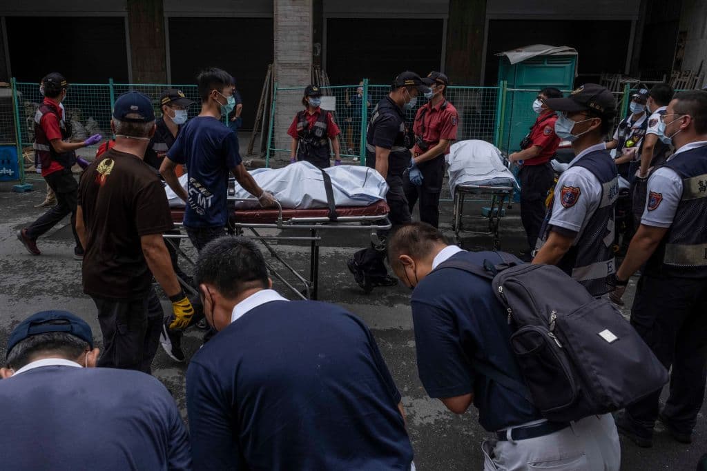 En el edificio, que tiene viviendas y oficinas, 
<a href="https://edition.cnn.com/2021/10/14/asia/taiwan-building-fire-intl-hnk/index.html" target="_blank">vivían personas de bajos recursos, con discapacidad y ancianos</a>. Los 41 heridos están hospitalizados y el Departamento de Bomberos de Taiwán informó de que es probable que la cifra de fallecidos aumente en las siguientes horas.