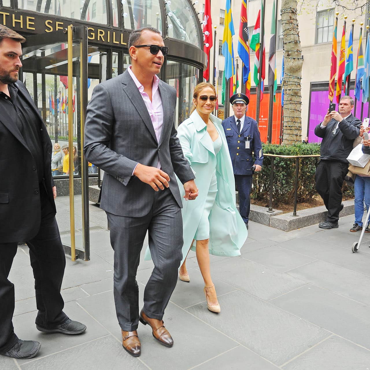 <b>Pasteles.</b>
<br>Los tonos pasteles que hacen lucir fabulosa a J.Lo no han sido impedimento para que A. Rod siga coordinando sus atuendos con la cantante. Para este almuerzo en Nueva York, la pareja lució perfecta en suaves tonos primaverales.