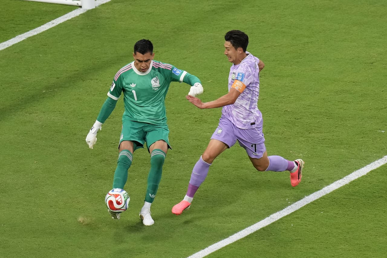 El portero de México, Raúl Rangel (1), despeja el balón lejos de Son Heung-min (7), de Corea del Sur, durante el partido de fútbol del Grupo A de la Copa del Mundo entre México y Corea del Sur en Zapopan, cerca de Guadalajara, México, el jueves 18 de junio de 2026.