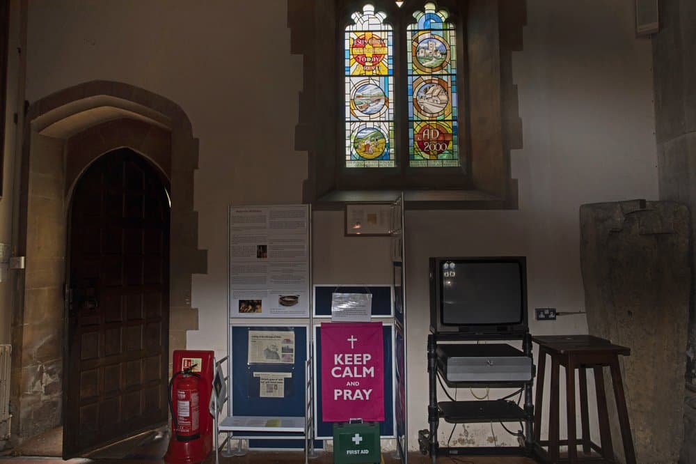 Un letrero que dice
<b> "Keep Calm and Pray" (Mantén la calma y reza) se encuentra en la entrada lateral de la Iglesia Anglicana de Santa María en Northchurch</b>, Inglaterra, que se abrió para la oración presencial en mayo pasado. 
<br>
