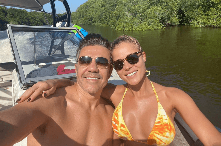 Luego de salir durante un tiempo, hicieron oficial su noviazgo y desde entonces no han dejado de desbordar romanticismo y presumir la gran complicidad que existe entre ellos a través de las redes sociales. 
<br>