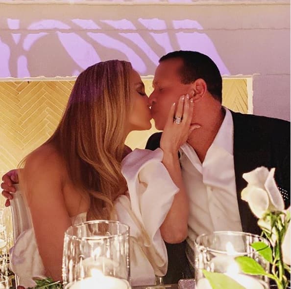 Según lo citado en la demanda, la imagen de la cual la agencia afirma ser dueña muestra "a López tomada de la mano con 
<b><a href="https://www.univision.com/famosos/jennifer-lopez-y-alex-rodriguez-se-comprometen-y-ella-muestra-el-anillo-fotos" target="_blank">su entonces novio</a></b> [...] Alex Rodríguez mientras desayunaba en la ciudad de Nueva York". La pareja 
<b><a href="https://www.univision.com/famosos/jennifer-lopez-revela-quien-la-llevara-al-altar-en-su-boda-con-alex-rodriguez-fotos" target="_blank">está comprometida</a></b>, pero aún no se casan.