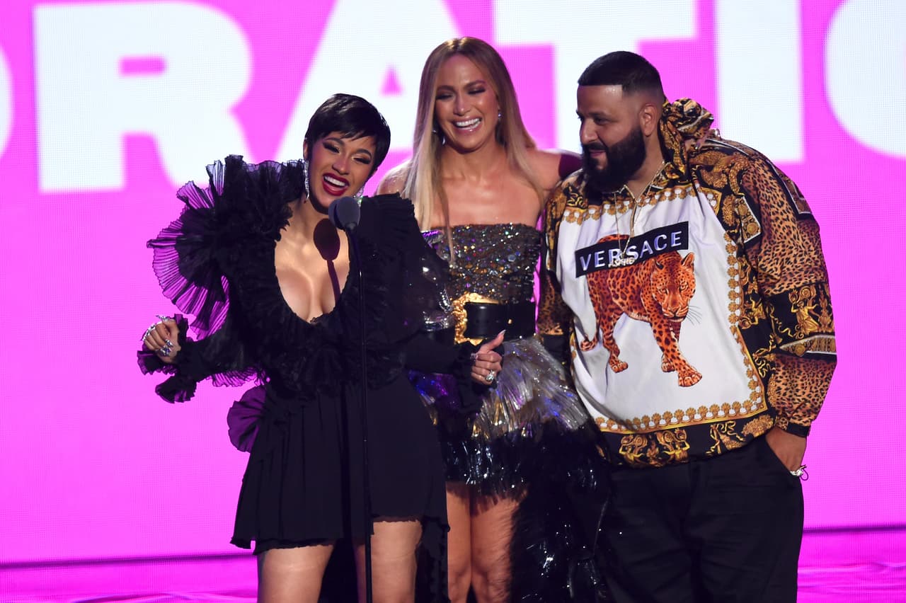Si Cardi B sigue manteniendo en secreto la identidad de Kulture, podría superar los debuts en público de los bebés Kardashian y el récord de True, la hija de Khloé, quien fue presentada a los dos meses de nacida.
<br>