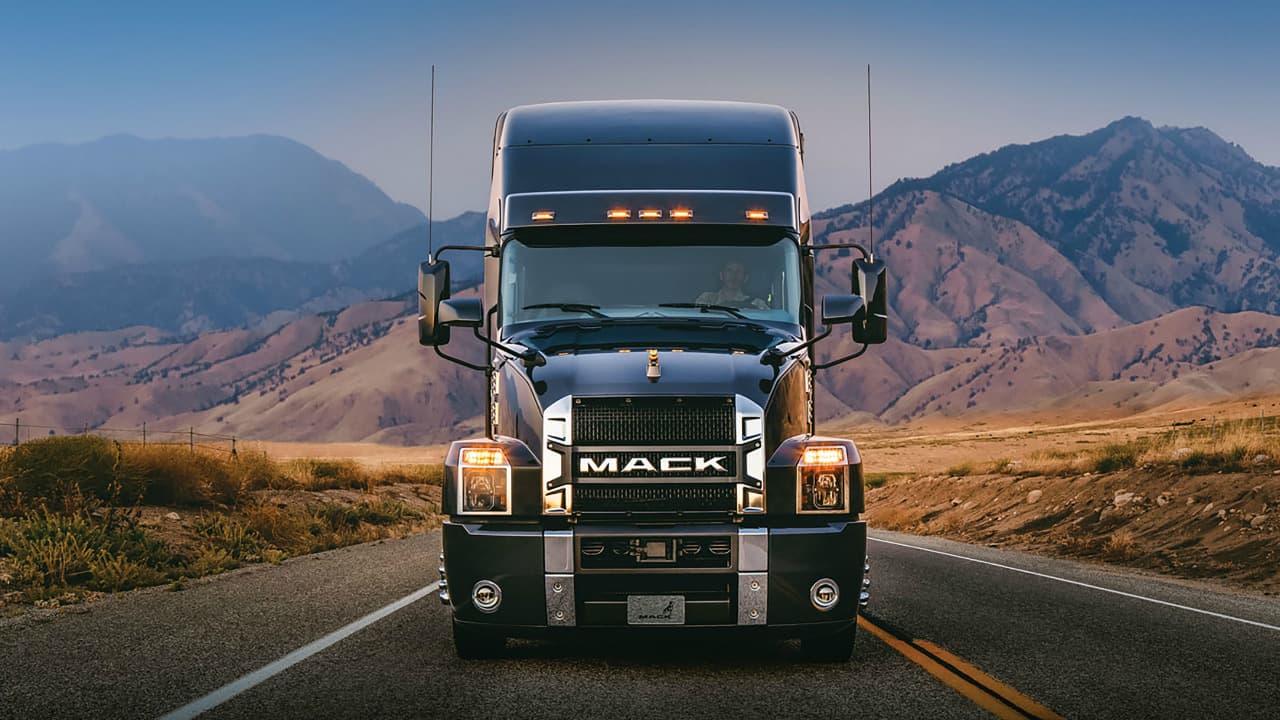 El 
<b>confort y entretenimiento</b> no está reservado solo para los autos. El volante de fondo plano facilita el ascenso y descenso de la cabina y también ha evolucionado por completo, ya que ofrece controles de audio al volante, mientras que la pantalla de infoentretenimiento incluye 
<b>Apple CarPlay</b> y sistema de navegación 
<b>TomTom</b>.