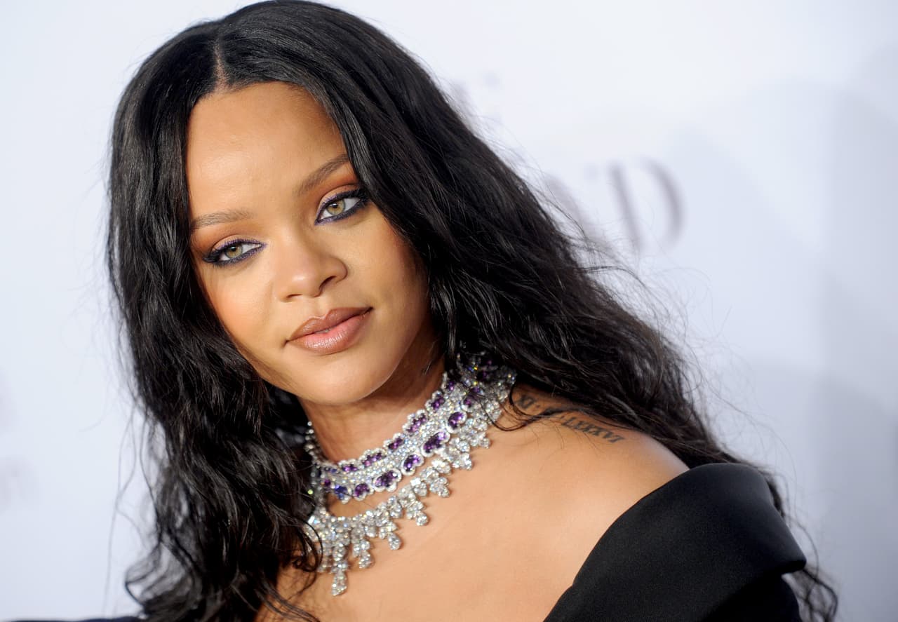 Además, la cantante también aprovechó para promocionar su nueva marca de maquillaje Fenty Beauty, misma que la hizo lucir un rostro espectacular en esta noche de gala.