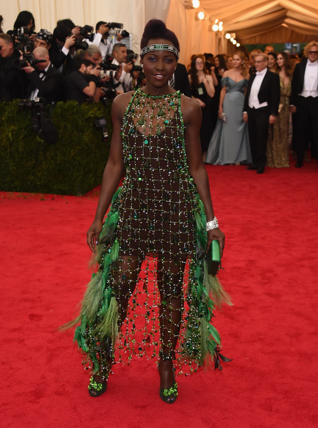 <b>Lupita Nyong'o</b> hizo su debut en la Met Gala en el 2014, cuando el Instituto del Traje del Museo Metropolitano de Nueva York le rindió tributo al diseñador James Charles. Para la ocasión, la actriz posó en un vestido Prada de cristales y plumas verdes con accesorios a juego.