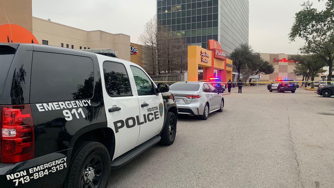 Neil Adams, oficial del precinto 1 del condado San Jacinto, y un hombre resultaron inicialmente heridos de bala en el incidente afuera de una tienda.