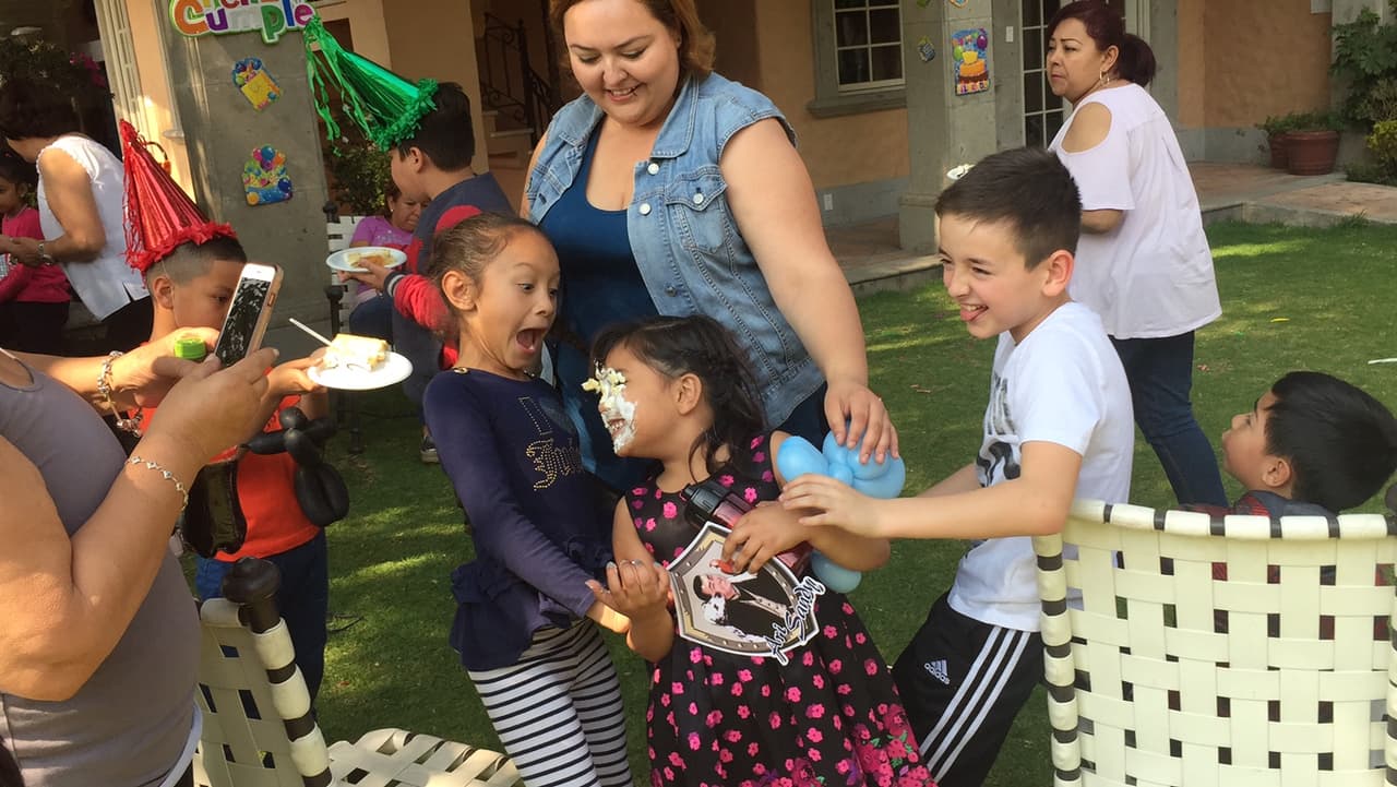 Óscar y Jazlyn quieren un pedazo de Natalia...Eh, de pastel. Quieren un pedazo de pastel.
