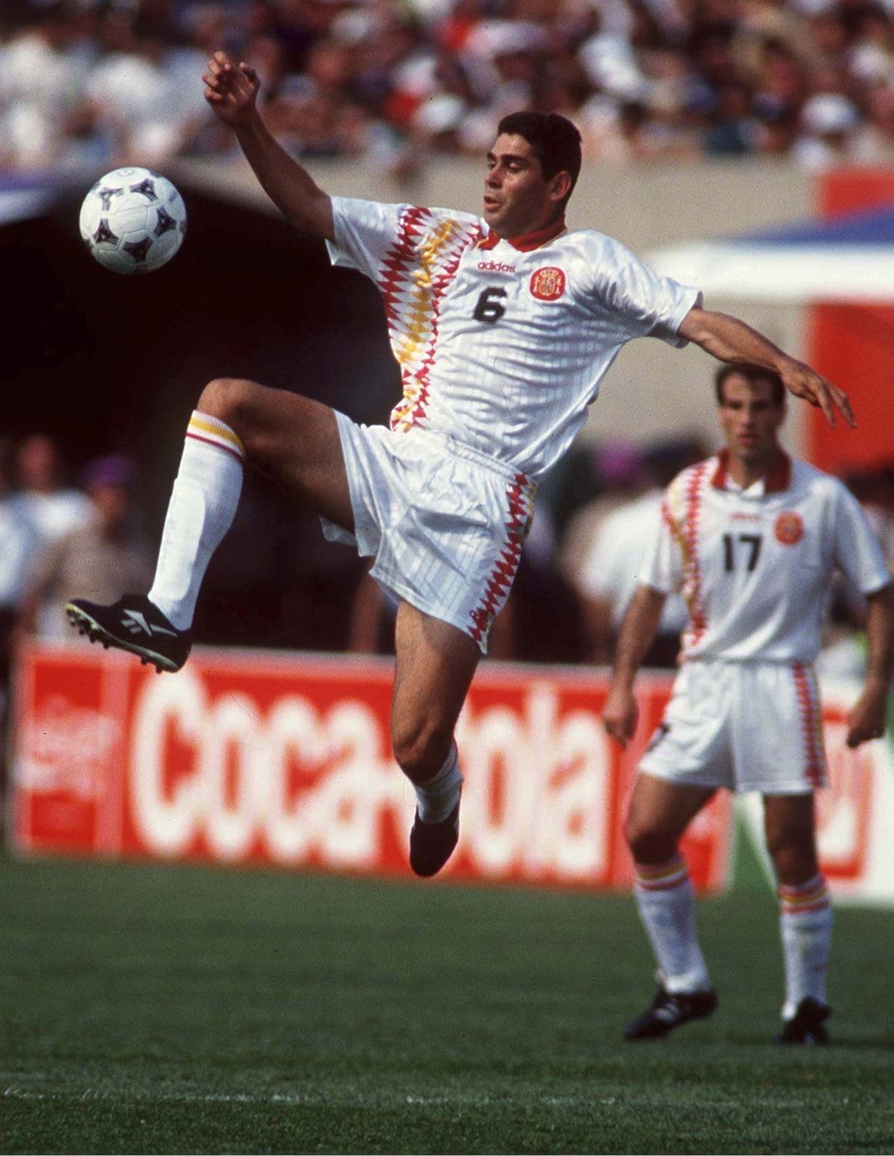 El defensa tiene un registro de 89 partidos con el equipo y es el cuarto goleador, superado tras si retiro por David Villa, Raúl González y Fernando Torres.