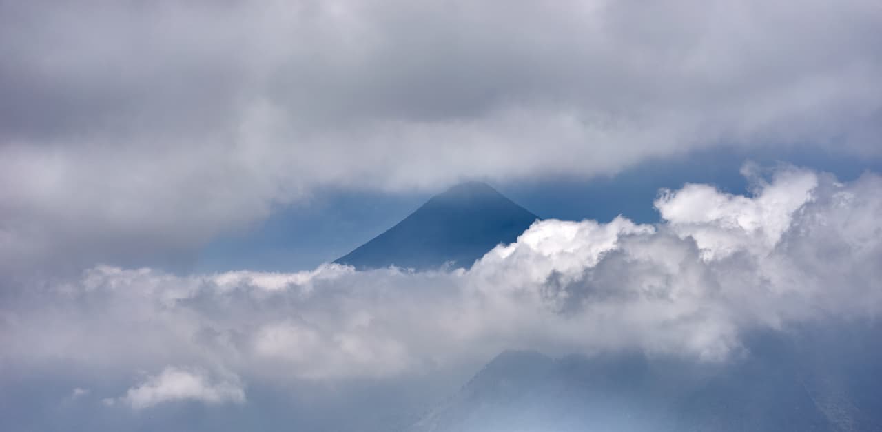 <h3 class="cms-H3-H3">Santa María, Guatemala</h3>
<br>
<br>Santa María fue un volcán inactivo durante miles de años hasta 1902, cuando explotó, provocando uno de los peores desastres en Guatemala. Los terremotos que causó el fenómeno se sintieron en algunas partes de Centroamérica y 
<b>el desastre mató a aproximadamente 5,000 personas</b>. La erupción volcánica resultó en la producción de escombros piroclásticos que cubrieron 6 kilómetros en aproximadamente 19 días. La lava y las cenizas producidas por la erupción provocaron cielos oscuros y llenos de humo que se prolongaron durante varios días.Se estima que se destruyeron propiedades por valor de $1 millón. 
<br>