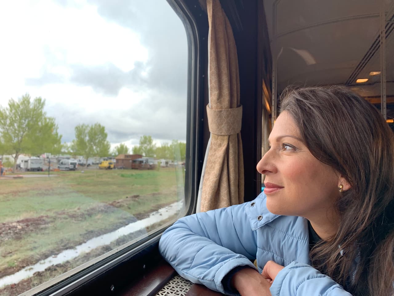 El tren viaja de una altura de 6900 pies en Williams hasta 5000 pies, passando por un bosque de pinos ponderosa que se abre a una extensa pradera.