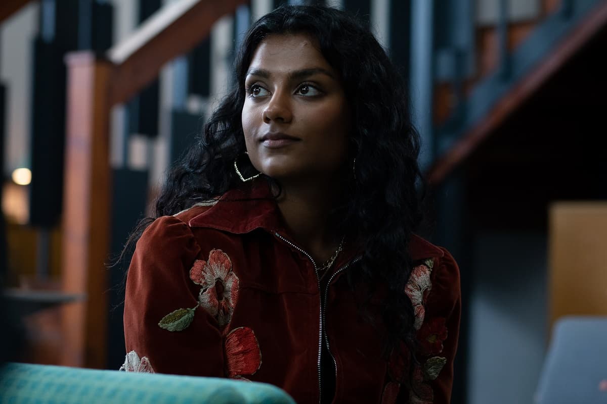 En la trama, ella es la mejor amiga de Ruby Matthews y pertenece al trío de chicos populares de la escuela. Poco antes de terminar la tercera temporada, Simone Ashley fue seleccionada para ser Kate Sharma, papel que le dio aún más popularidad.