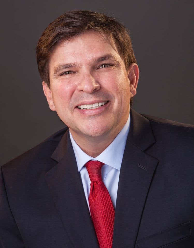 El abogado demócrata Vicente Gonzalez será la cara nueva de Texas en el congreso de EEUU, tras ganar el escaño por el distrito 15. Gonzalez reemplaza al actual representante Rubén Hinojosa, quien se retira de la posición. Un recién llegado a la política, en su camino a la Cámara de Representantes Gonzalez usó el español para tratar de atraer a los numerosos votantes hispanos de su estado. “Hace más el que quiere que el que puede”, decía en uno de los mensajes de campaña haciendo uso de un dicho de su madre.