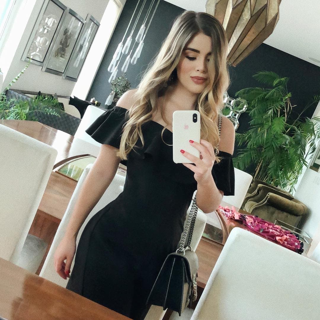 Pero la hija del director técnico de fútbol mexicano, Daniel 'El Travieso' Guzmán, tampoco se ha quedado atrás y también presume su romance en Instagram.