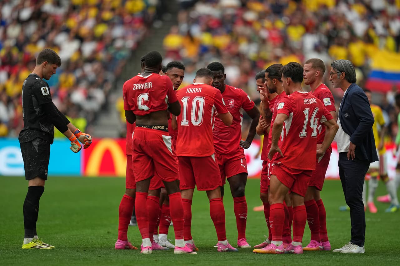 El entrenador de Suiza, Murat Yakin, habla con sus jugadores durante el partido de octavos de final de la Copa del Mundo entre Suiza y Colombia en Vancouver, Columbia Británica, el martes 7 de julio de 2026.