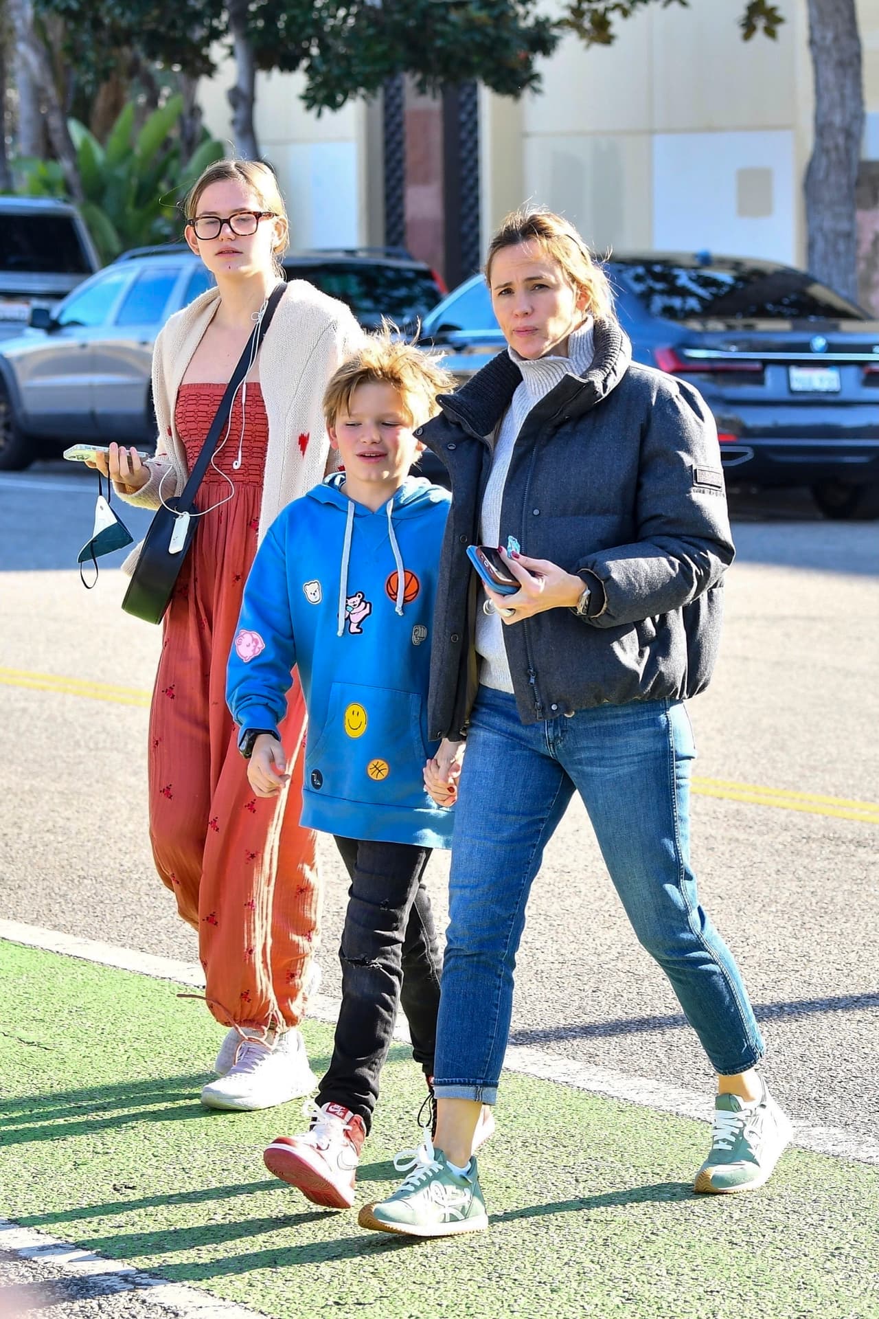 Al evento también asistió 
<b>Jennifer Garner, exesposa de Affleck</b>, quien arribó al lugar junto a sus otros dos hijos, Violet, de 17 años, y Samuel, de 10.
<br>