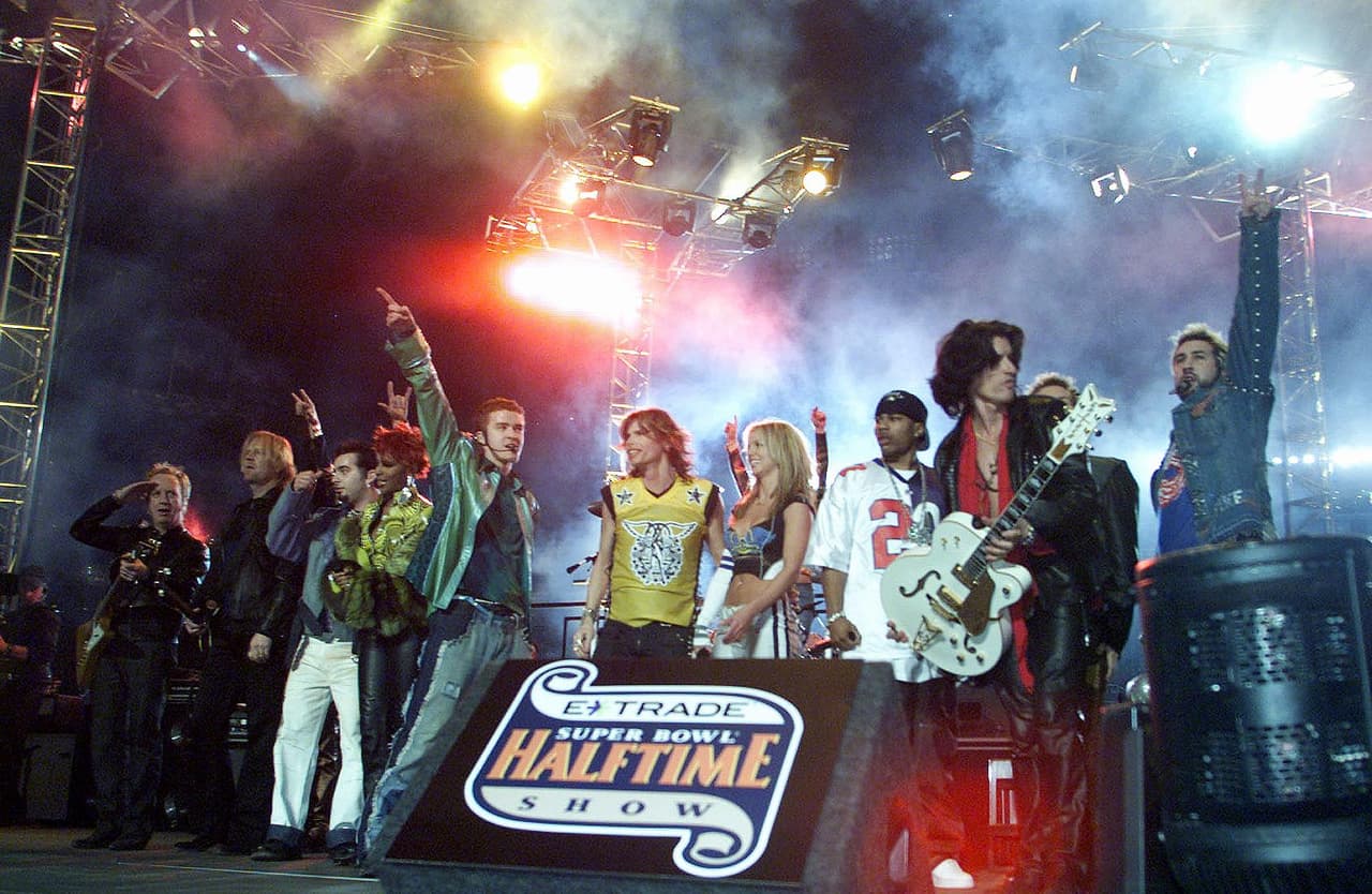 En el 2001, una mezcla de estilos: Aerosmith, N'Sync, Nelly y Britney Spears hicoeron el show.