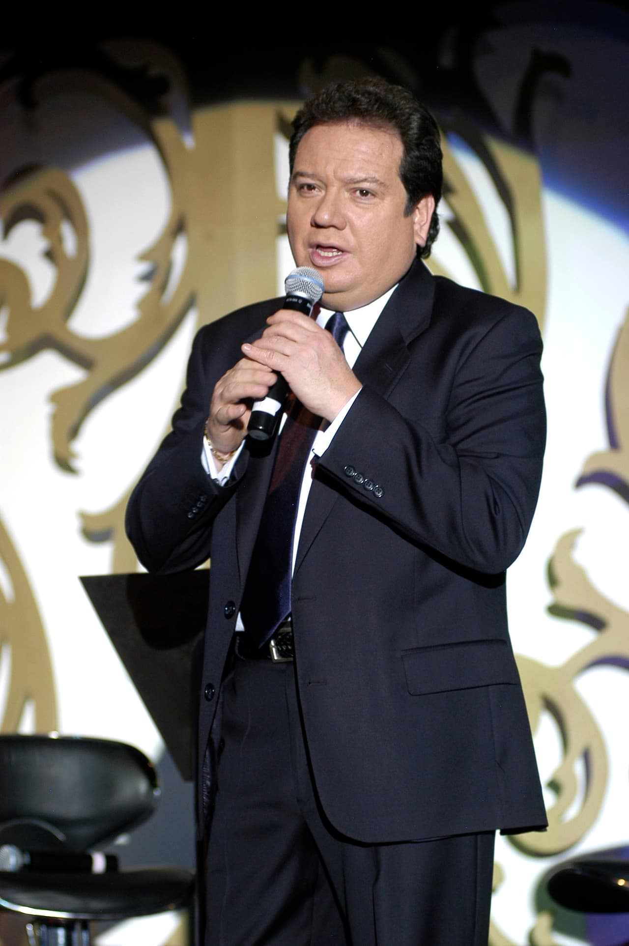 "En sus aniversarios en la televisión y se la he cantado nada más a ellos, a su familia", precisó.