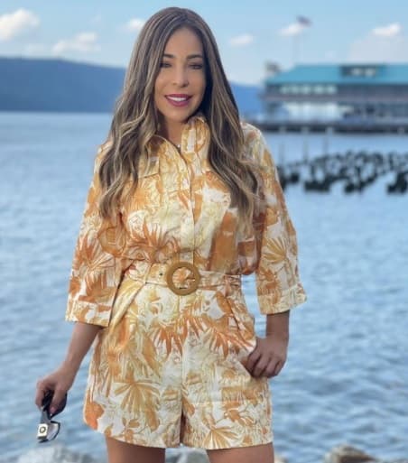 De nueva cuenta, la conductora nos muestra un look de jumpsuit con estampados amarillos que destaca sus piernas y su tono de piel para lucir bellísima en sus enlaces para El Gordo y la Flaca.