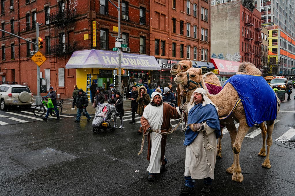 El desfile concluyó con una representación teatral en la que Melchor, Gaspar y Baltasar entregaron regalos simbólicos al niño Jesús, destacando valores como la fe, la generosidad y la paz.