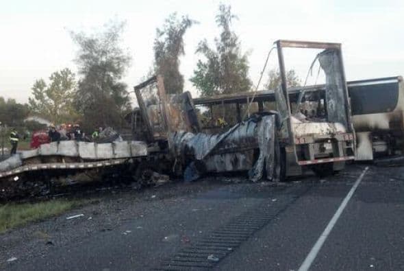 Los cadáveres quedaron cubiertos de plástico amarillo al interior del autobús incendiado. Imagen tomada de Twitter.