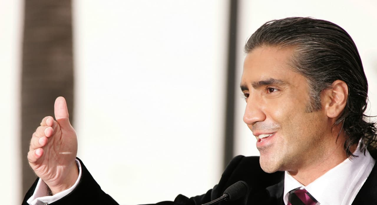 El cantante mexicano Alejandro Fernández no solo canta bien las rancheras; el 'Potrillo' además estudió la carrera de arquitectura en la Universidad del Valle de Atemajac, en Guadalajara, México, de acuerdo con la biografía publicada en su sitio web oficial.