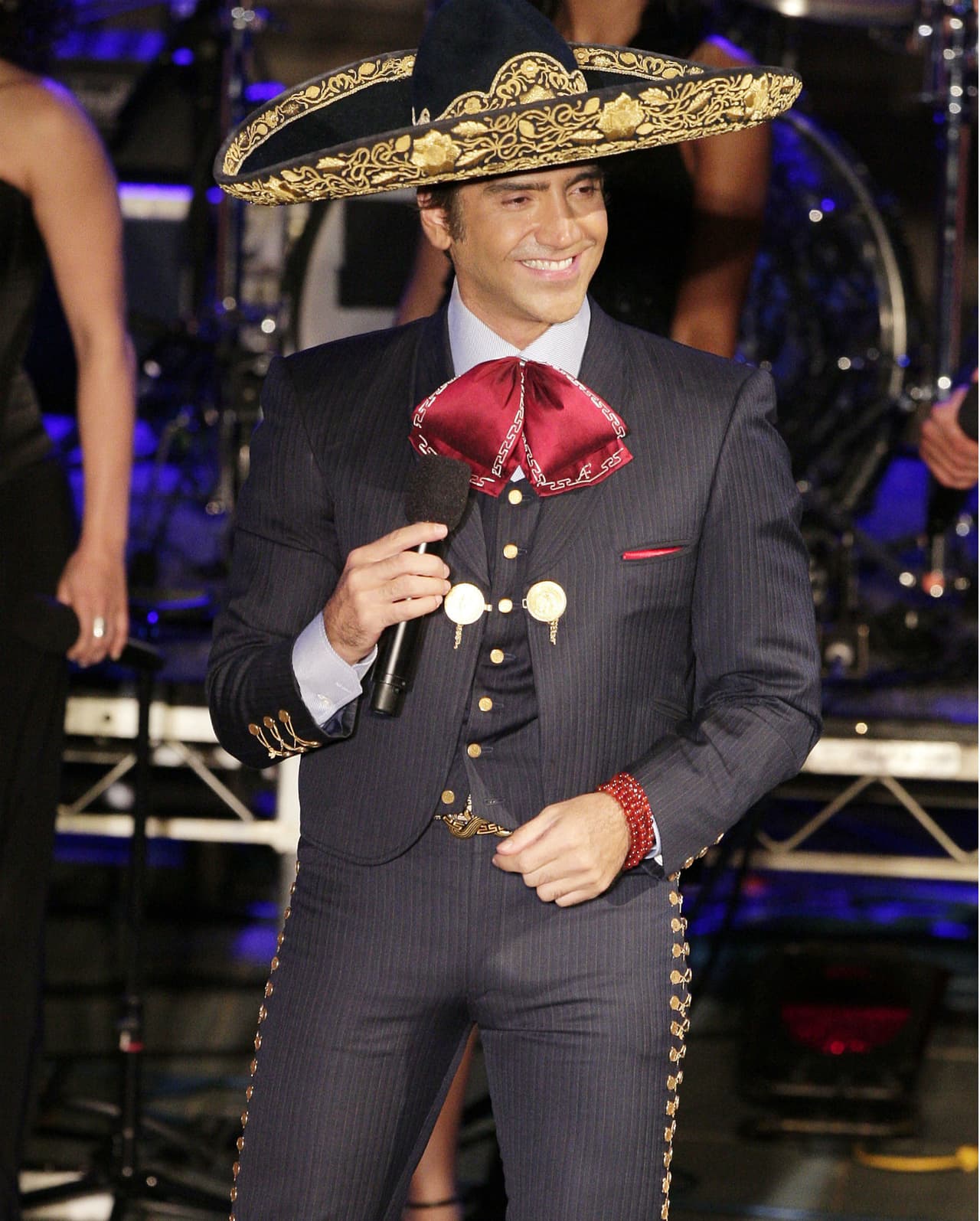 Y en traje de mariachi, Alejandro vuelve locas a muchas de sus asistentes a sus conciertos y presentaciones.