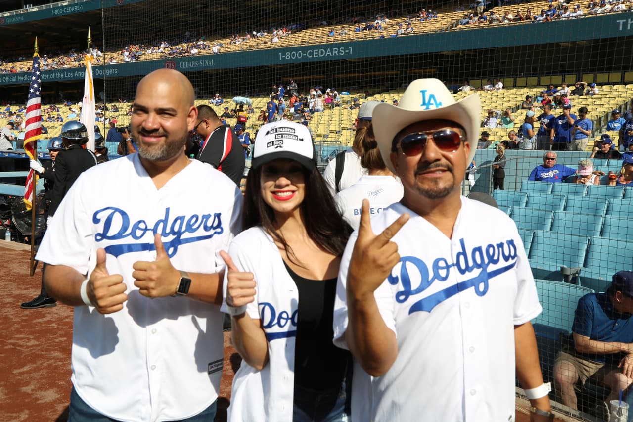 Ya dentro del estadio, los locutores lucían emocionados por esta gran oportunidad.