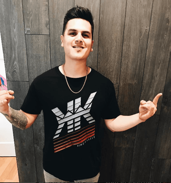 Desde temprana edad, Régulo mostró interés por la música, así que decidió formar su propia banda a la edad de 13 años.