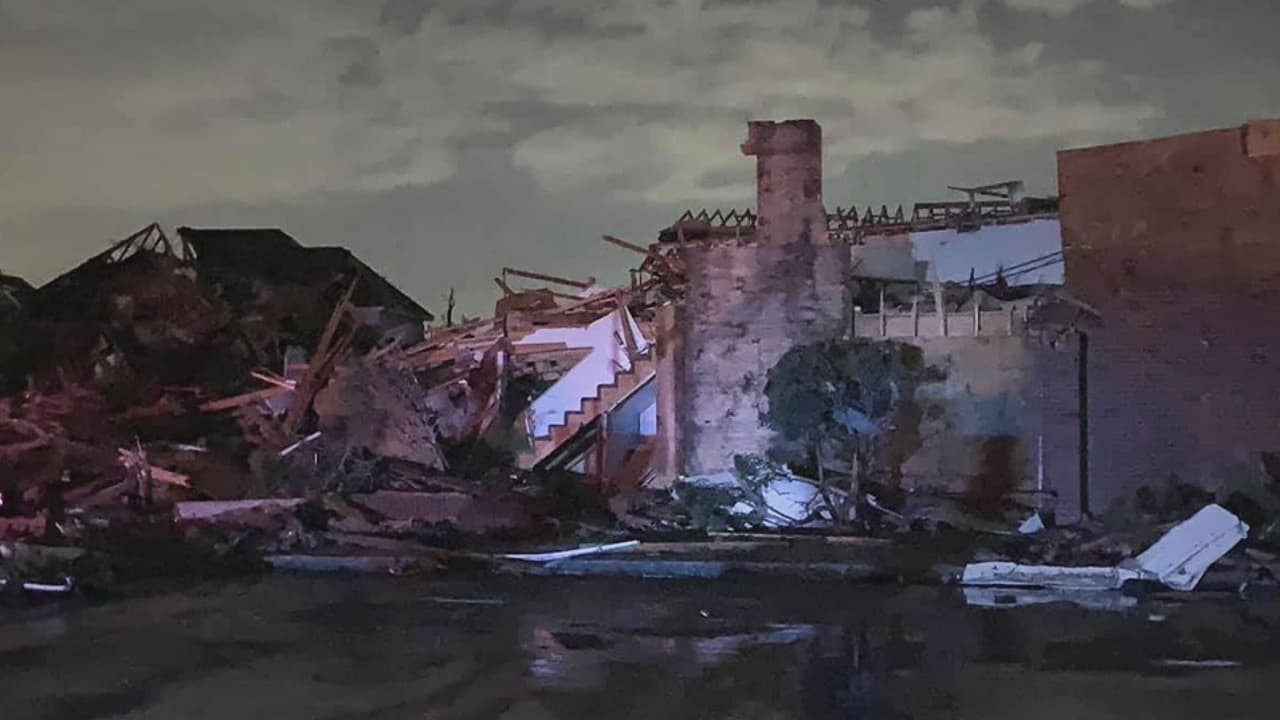 Un profesor preparaba una clase en una iglesia en Dallas, el tornado derrumbó el edificio y las paredes le cayeron encima