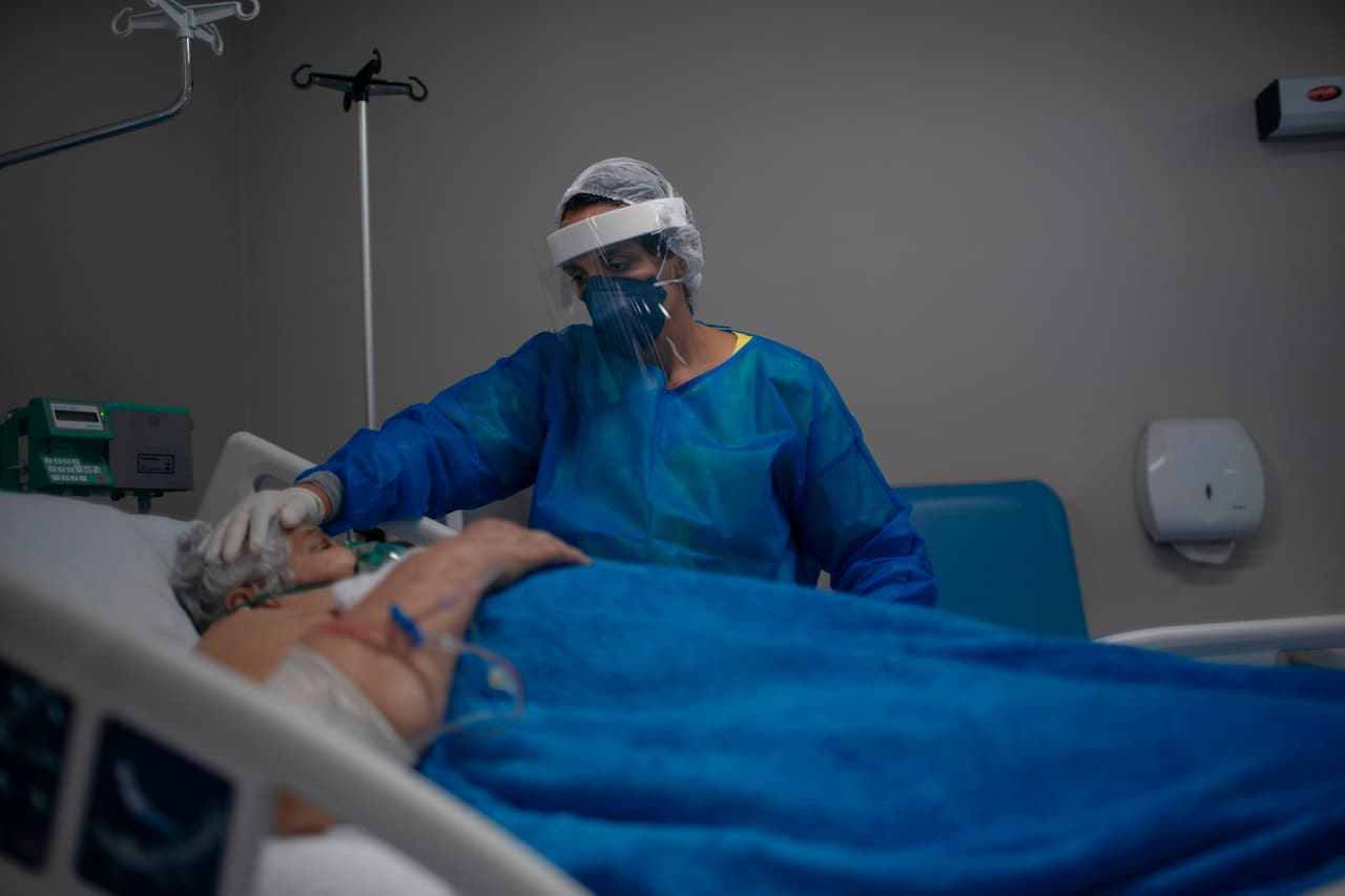 Anciana se vacunó del covid y murió atropellada por el auto de su hija al hacerse una foto para celebrarlo
