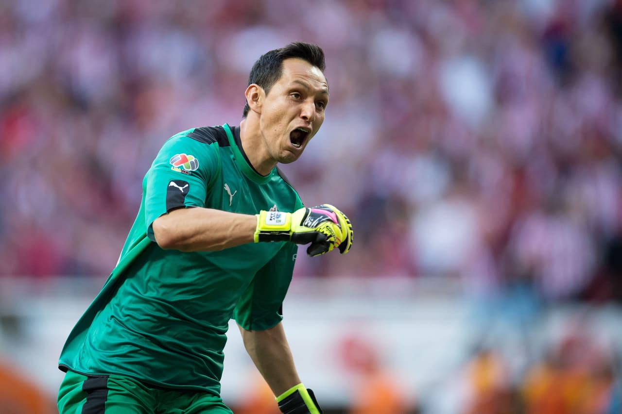 Rodolfo Cota, campeón con Chivas pero a préstamo desde Pachuca, podría quedarse más tiempo de lo esperado en el Rebaño. Su contrato vence en 6 meses y es allí cuando la directiva tapatía buscaría comprarlo a los Tuzos.