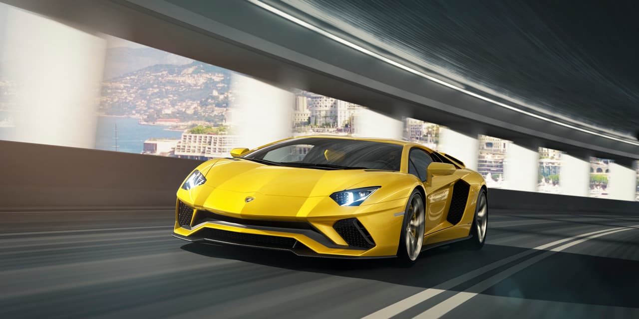 El Lamboghini Aventador S utiliza una
<b>transmisión</b> con el sistema ISR ('Independant Shifting Rod') que permite operar las
<b>siete marchas</b> en apenas 50 milisegundos, según la marca.