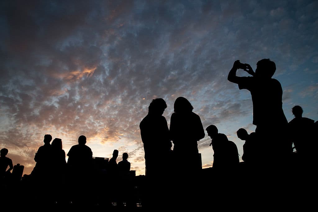 El fenómeno que sucede cuando el sol se alinea con Manhattan será a las 8:20 p.m. Para para poder verlo, se recomienda llegar media hora antes.