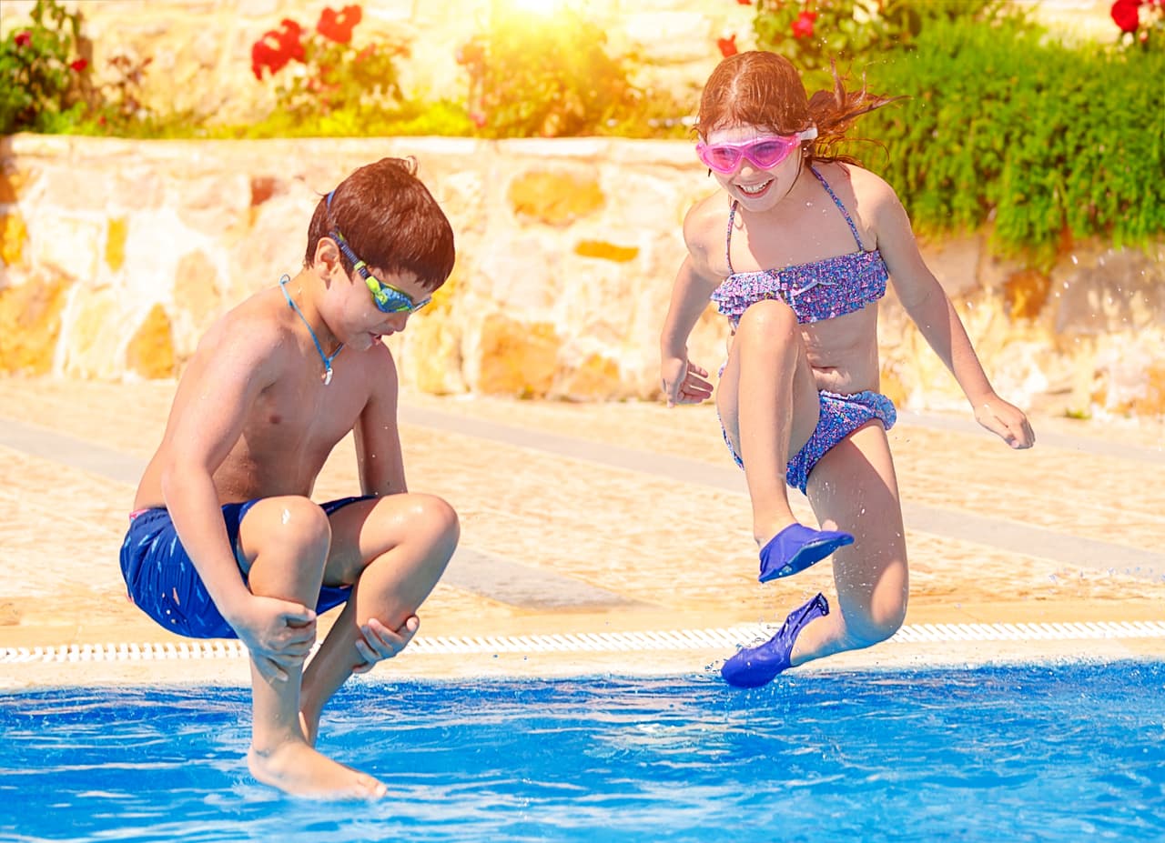 <b>Prudencia</b>: Nada de saltos arriesgados o de adentrarse en el mar en zonas desconocidas o con oleaje y resaca. Por muy divertido que parezca puede resultar muy peligroso. Aún sabiendo nadar es importante estar al pendiente de tus hijos.