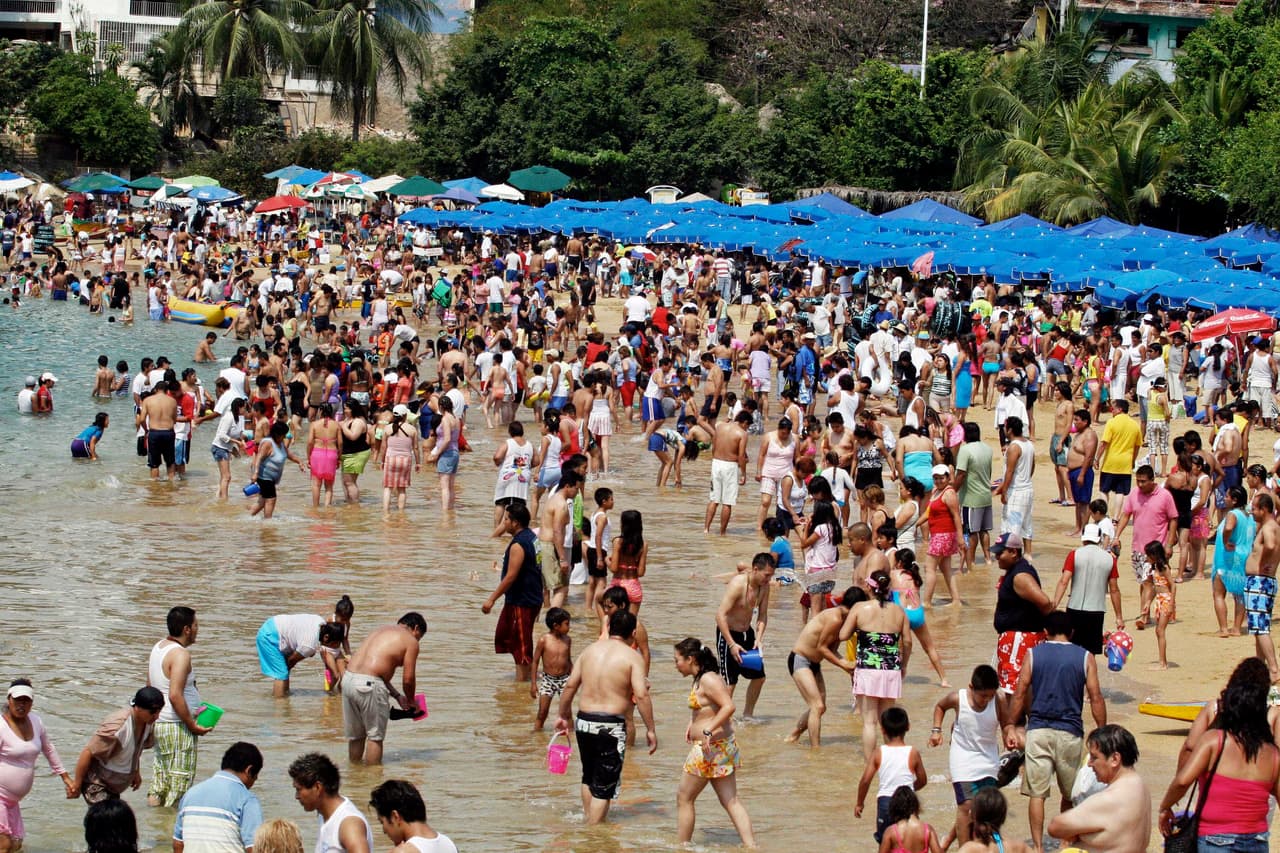 La Comisión Federal para la Protección contra Riesgos Sanitarios (Cofepris), realizó un estudio en el que analizó 2,100 muestras de agua de mar en 273 playas para determinar la cantidad de enterococos y materia fecal contenida en 100 mililitros de agua (NMP/100 ml). EL resultado fue que, de las playas analizadas, 268 son aptas para uso recreativo.
<br>
<br>Sin embargo, el estudio puso especial alerta en siete playas que se ubican en el sureño estado de Guerrero, una en Veracruz, otra en Chiapas y una más en Yucatán. Estas son las 10 playas mexicanas más contaminadas:
<br>