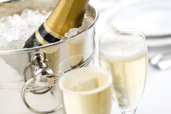 6. La champaña se lleva bien con los platillos salados (por ser tan refrescante)