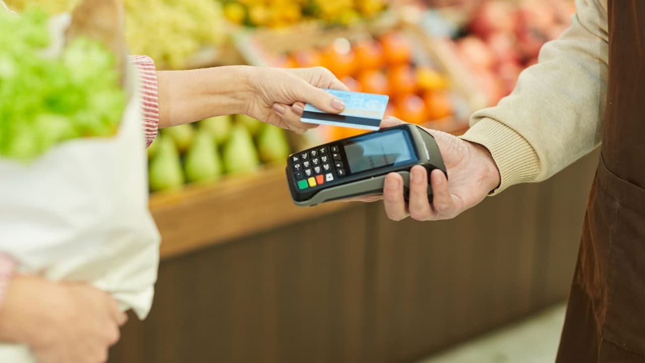 <b><a href="https://www.aging.pa.gov/aging-services/employment/Pages/default.aspx?fbclid=IwAR2NPh8g4fJTA9wWAhYXhPZoi5_dXQkpeXswaPFrMjlBBdH91qu8gM6fHyI" target="_blank">Senior Community Service Employment Program</a>: </b>El Programa de Empleo de Servicio Comunitario para Personas Mayores (SCSEP, por sus siglas en inglés) es un programa de capacitación en el trabajo para residentes de Pensilvania de bajos ingresos de 55 años o más. Los participantes del programa adquieren experiencia laboral en instalaciones públicas y sin fines de lucro, incluidas escuelas, hospitales, guarderías y centros para personas mayores, lo que luego sirve como puente hacia oportunidades de empleo externas.