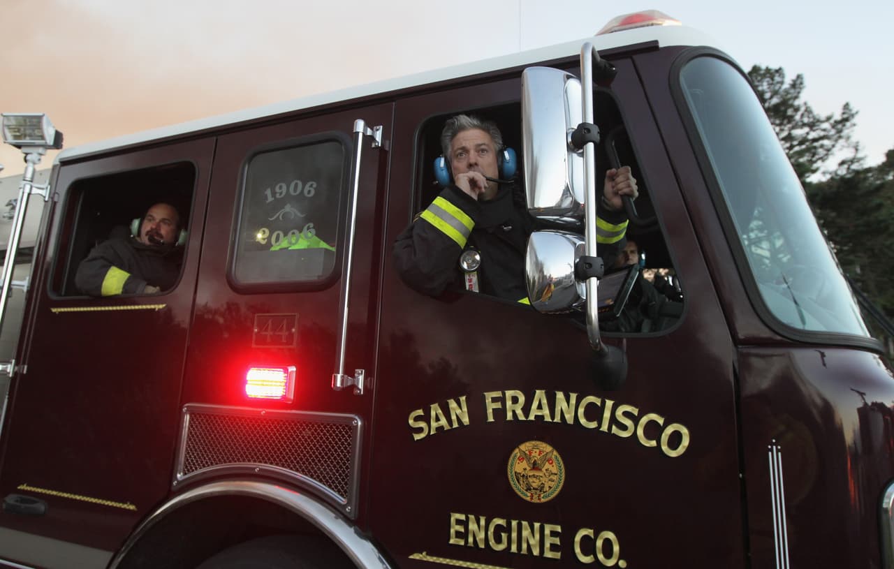 Los bomberos de San Francisco controlan las llamas de un incendio masivo en un barrio residencial el 9 de septiembre de 2010 en San Bruno, California. Una gran explosión sacudió un vecindario cerca del Aeropuerto Internacional de San Francisco.