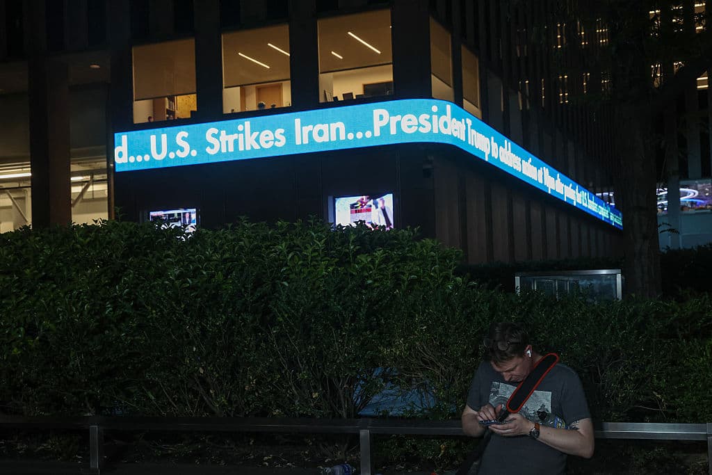 Leer en pantallas gigantes que 
<b>"Estados Unidos atacó a Irán" </b>causó preocupación en parte de la población en Nueva York.