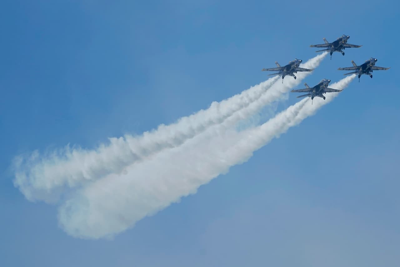 La semana de 'Fleet Week' es una tradición en la que participan tanto la Marina y Armada de los Estados Unidos como la Guardia Costera de EEUU. No solo incluye aeronaves, sino también barcos y buques de guerra que se trasladan a los puertos más importantes del país.