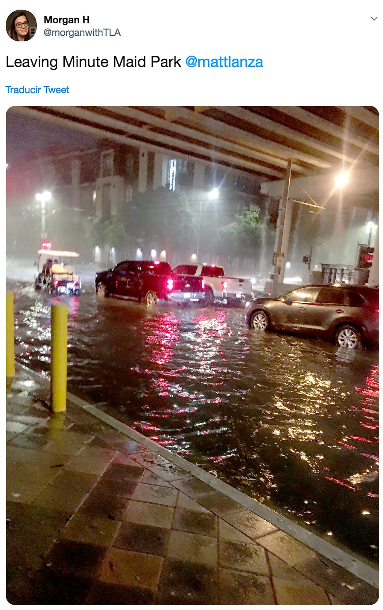 La usuaria de Twitter dice en su cuenta que iba saliendo del estadio de los Astros de Houston, el Minute Maid Park, y encontró las calles cercanas inundadas. Durante el juego del jueves por la noche,
<b>la lluvia se filtró por el techo del recinto.</b> Antes de que comenzara el partido contra los Texas Rangers y anticipando las fuertes lluvias, el alcalde de la ciudad, Sylvester Turner, había recomendado a la fanaticada que vieran el partido en casa por televisión. "Si no viven cerca del estadio, esta puede ser una de esas noches en que consideren no salir de casa (...) Mi preocupación es que puedan regresar y el número de personas que estarán atascadas en las vías", dijo al diario local
<i>Houston Chronicle</i>.