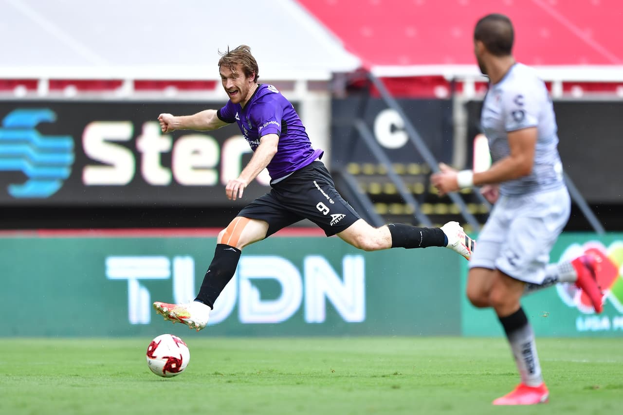 Mazatlán arranca el partido enchufado con ganas de generar peligro en el área rival.