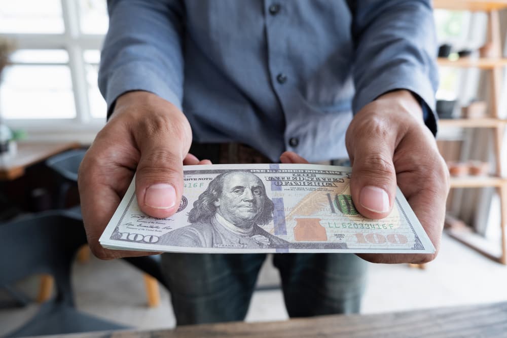 <b>7. Ya no calificas para un estímulo.</b>
<br>Las personas que ganan más de $80,000 al año y las parejas que declaran impuestos juntos y reportan más de $160,000 al año no califican para recibir el cheque.
<br>
<br>
<b><a href="https://www.univision.com/local/sacramento-kuvs/cheque-de-estimulo-federal-de-1-400-california-impuestos-gobierno-fotos">Mira aquí los estímulos, créditos y otros beneficios del Plan de Rescate Estadounidense.</a></b>