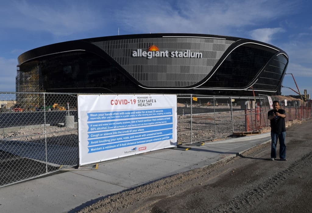 El Allegiant Stadium, nueva casa de Las Vegas Raiders, recibe los últimos detalles para ser estrenado la siguiente temporada de la NFL.