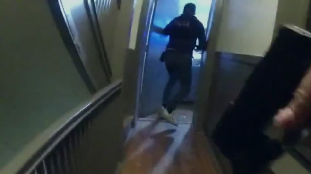 Publican video que muestra cómo oficial fue baleada por su compañero durante operativo en Chicago