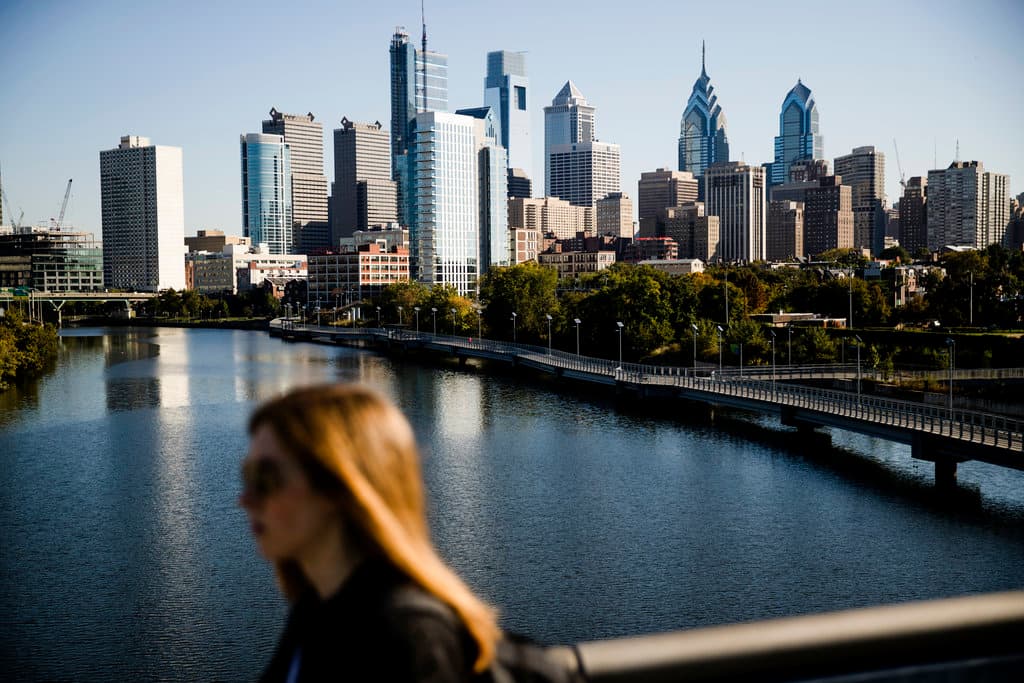 <b>Filadelfia, Pensilvania, y su hundimiento</b> expone a más de un millón de personas. El fenómeno de ajuste isostático glacial (GIA) es significativo en la subsidencia regional de Filadelfia, contribuyendo con una pérdida de elevación de 1 a 3 mm por año. 
<br>
<br>Filadelfia está bajo influencia de mareas costeras, pero también sufre riesgos de inundación pluvial y fluvial. El hundimiento podría exacerbar estos riesgos, necesitando medidas como protección estructural mejorada y sistemas de drenaje avanzados.
<br>