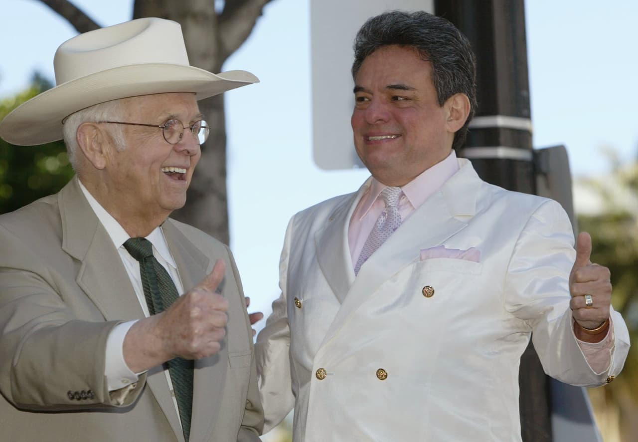 A pesar que en la década de 1990 José José empezó a tener problemas con su voz a consecuencia del abuso del alcohol y otras sustancias, su éxito sobrepasaba las fronteras. En octubre de 2004 el cantante fue acompañado por el alcalde honorario de Hollywood Johnny Grant, para recibir una Estrella en el Paseo de la Fama de Los Ángeles, California.