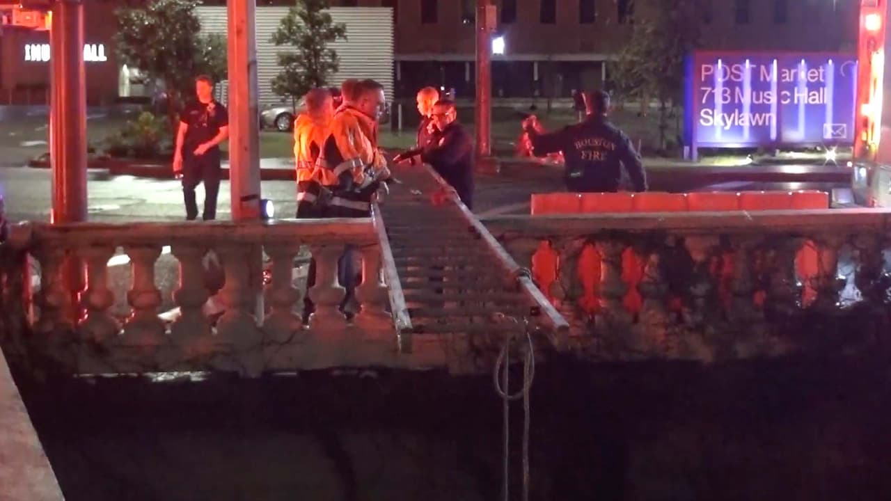 El jefe de los bomberos
<b><a href="https://www.univision.com/local/houston-kxln/houston-temperaturas-houston-descenso-fotos" target="_blank">hace un llamado a la comunidad </a>para evitar la zona en caso de fuertes lluvias</b>, ya que el agua crece mucho y rápido en el área.